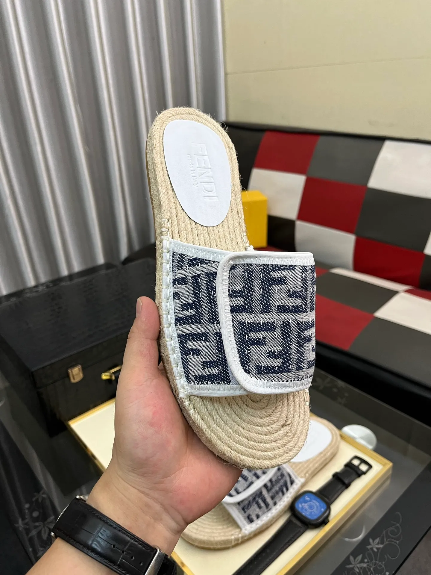 Men's shoes💰320⌚️⌚️[FENDI~Fendi slippers] High-end men's shoes brand official website 1:1 latest masterpiece: original mold customization, fabrics made of imported original materials, upgraded outsole, lighter, top quality in the market, simple and tasteful, a must-have for fashionistas, fashion is at your feet, full of confidence, the same style at the counter👍The season of summer slippers is here. Yardage: 38-44. Can be customized45.46.47